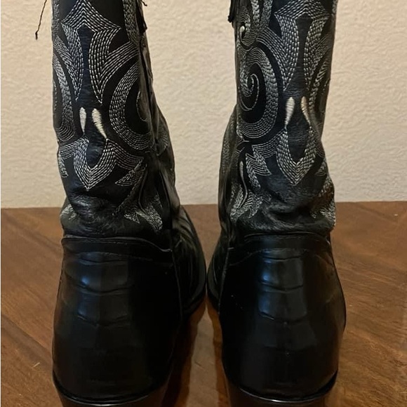 Mexican made Black Caiman 9 fit me tight very narrow in great condition main image 4